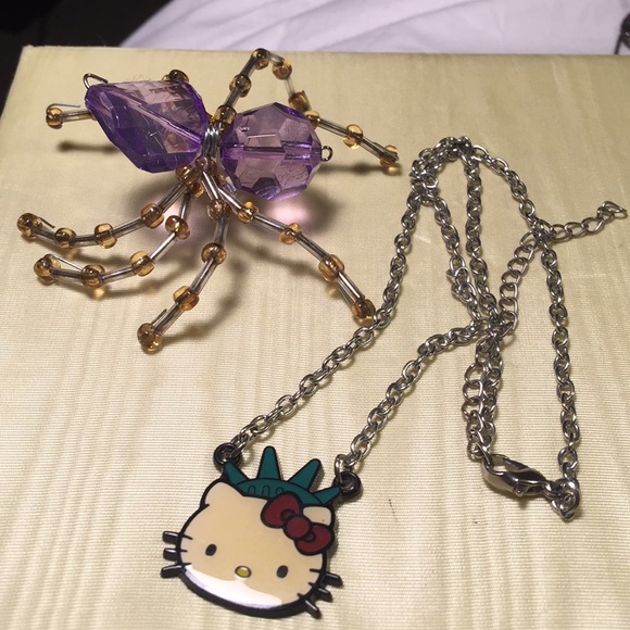 Vintage spider brooch and Hello Kitty necklace - Picture 1 of 5